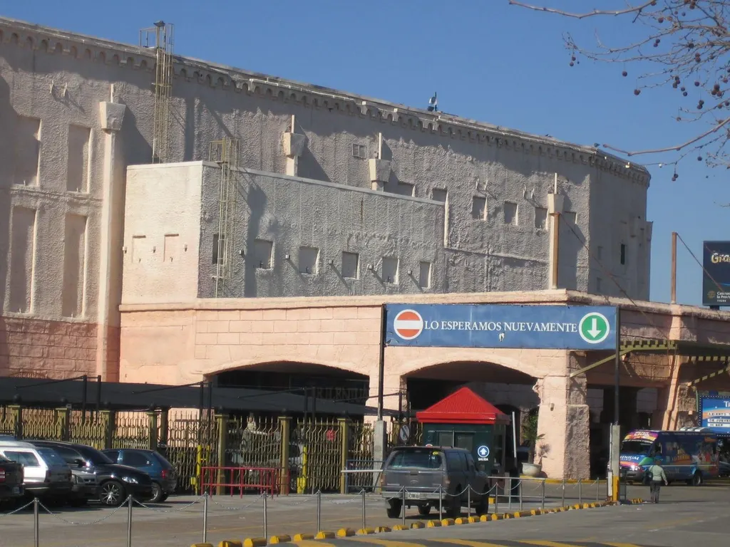 The fortress-style walls of Casino Trilenium above its car park entrance in Tigre — Casino de Tigre - Trilenium