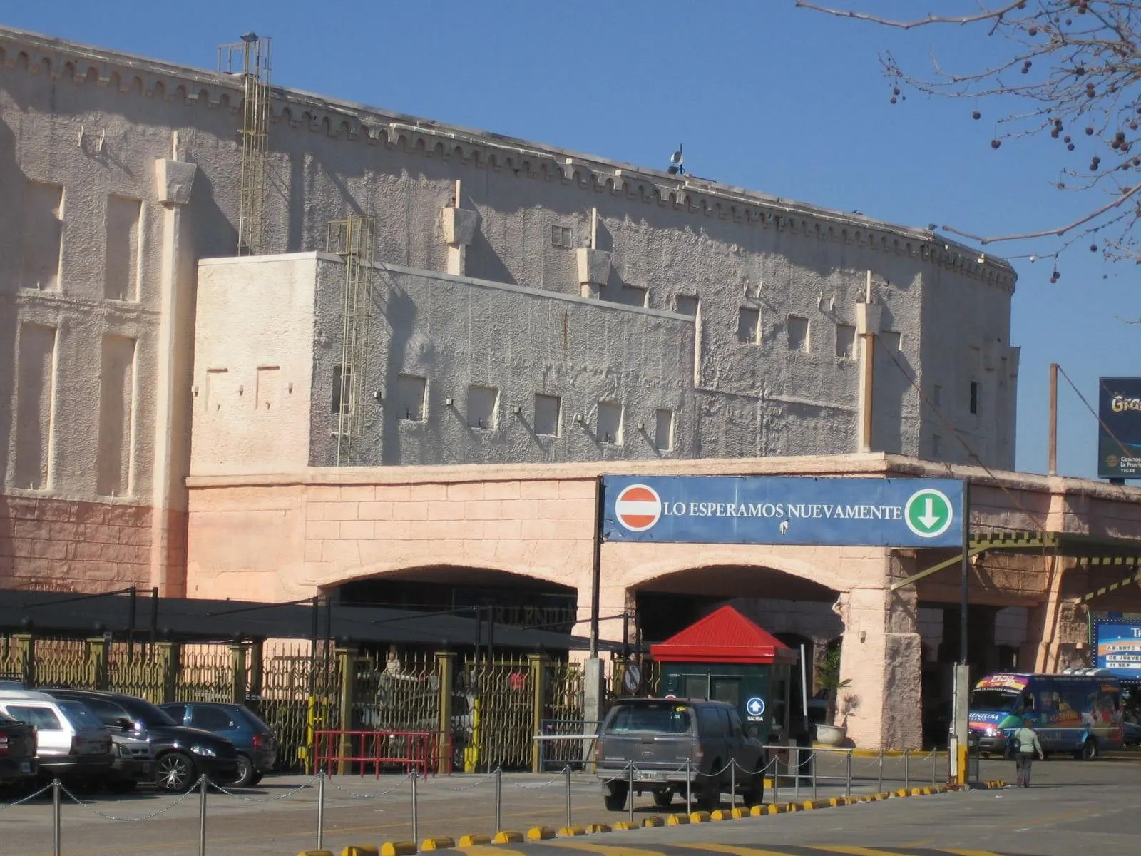 The fortress-style walls of Casino Trilenium above its car park entrance in Tigre — Casino de Tigre - Trilenium