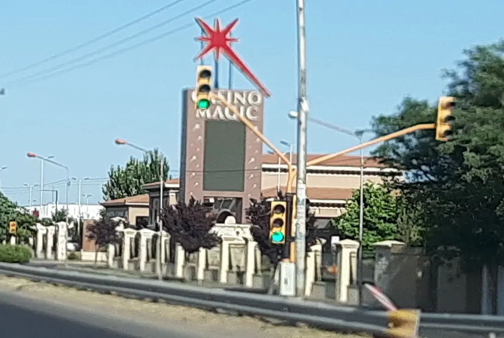 The Casino Magic sign tower and building in Neuquén seen from the road — Casino Magic Neuquén