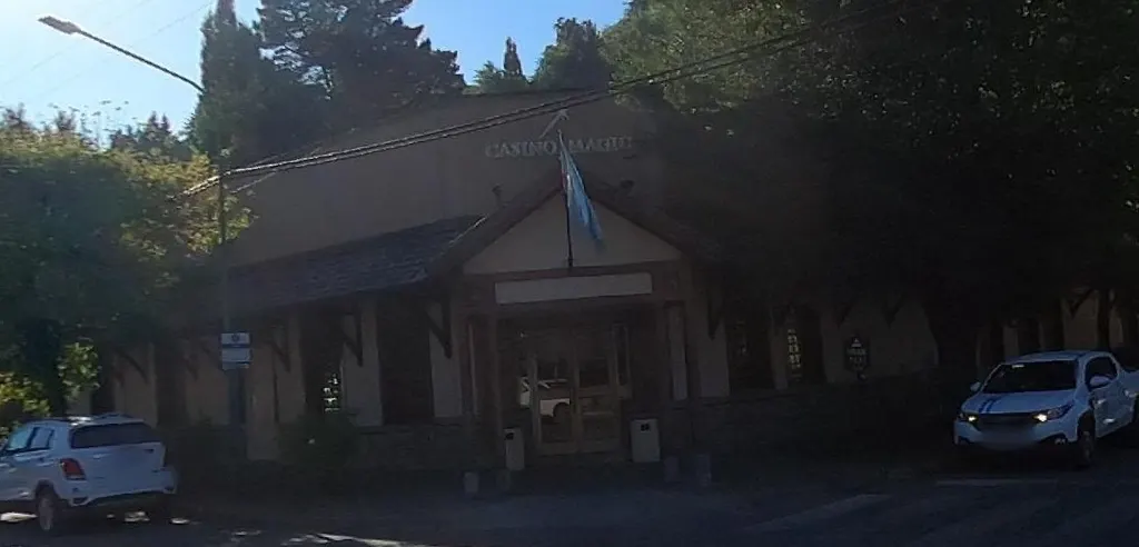The Casino Magic building in San Martín de los Andes seen from the street corner — Casino Magic San Martín de los Andes