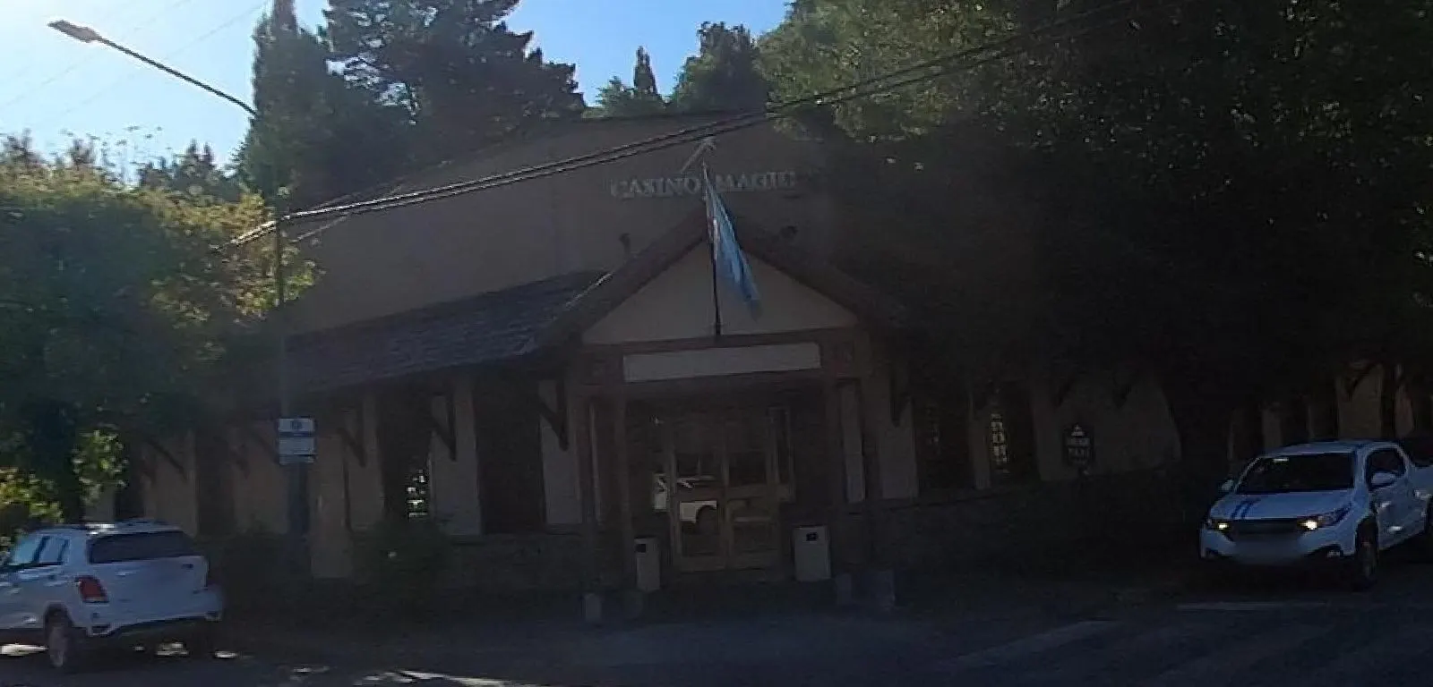 The Casino Magic building in San Martín de los Andes seen from the street corner — Casino Magic San Martín de los Andes
