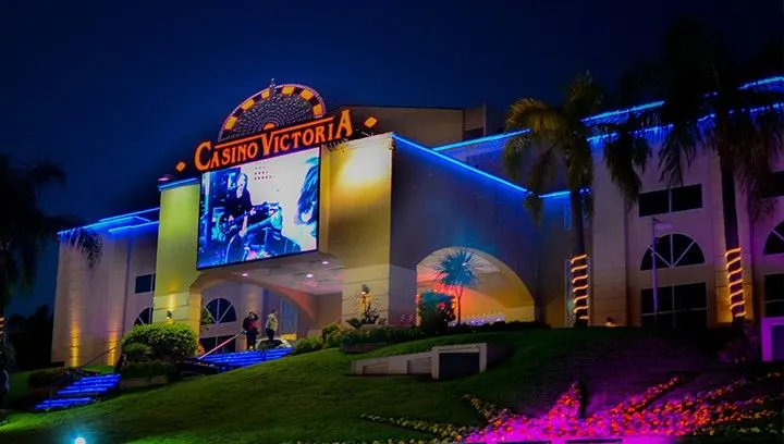 Casino Victoria lit up at night — Casino Victoria