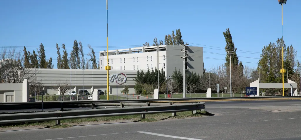 Casinos del Río in Cipolletti seen from National Route 22 — Casinos del Río — Cipolletti