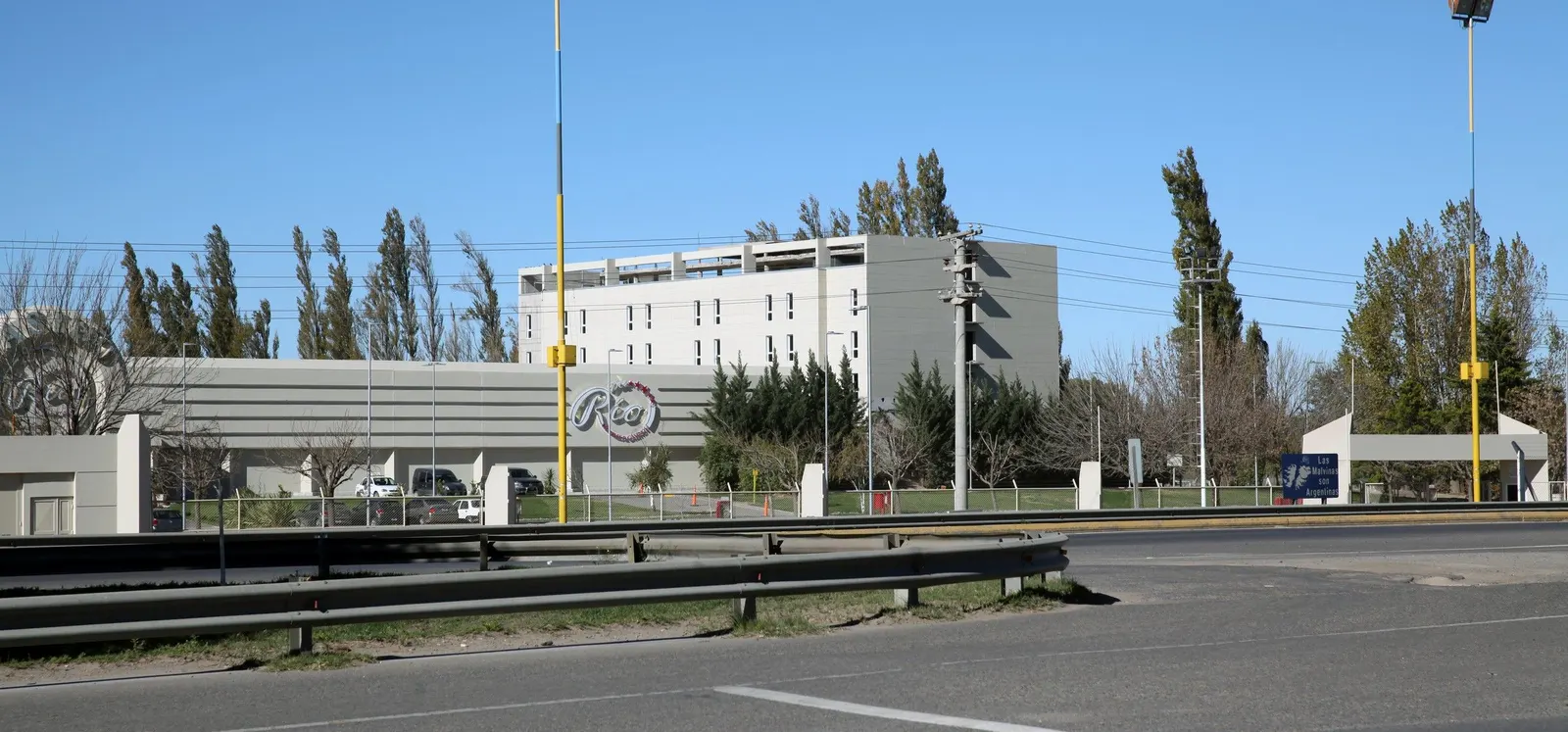 Casinos del Río in Cipolletti seen from National Route 22 — Casinos del Río — Cipolletti